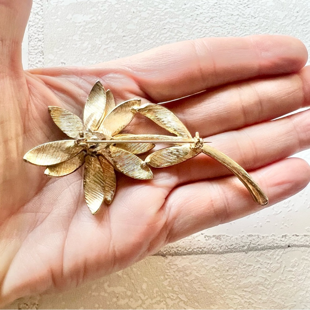 Vintage 60s Gold Mechanical Flower Brooch Moveable Daisy Petal Statement Pin - Picture 4 of 5